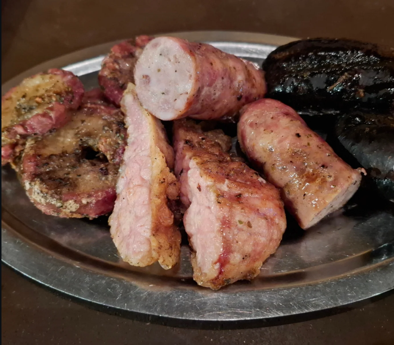 Achuras y chorizo a la parrilla